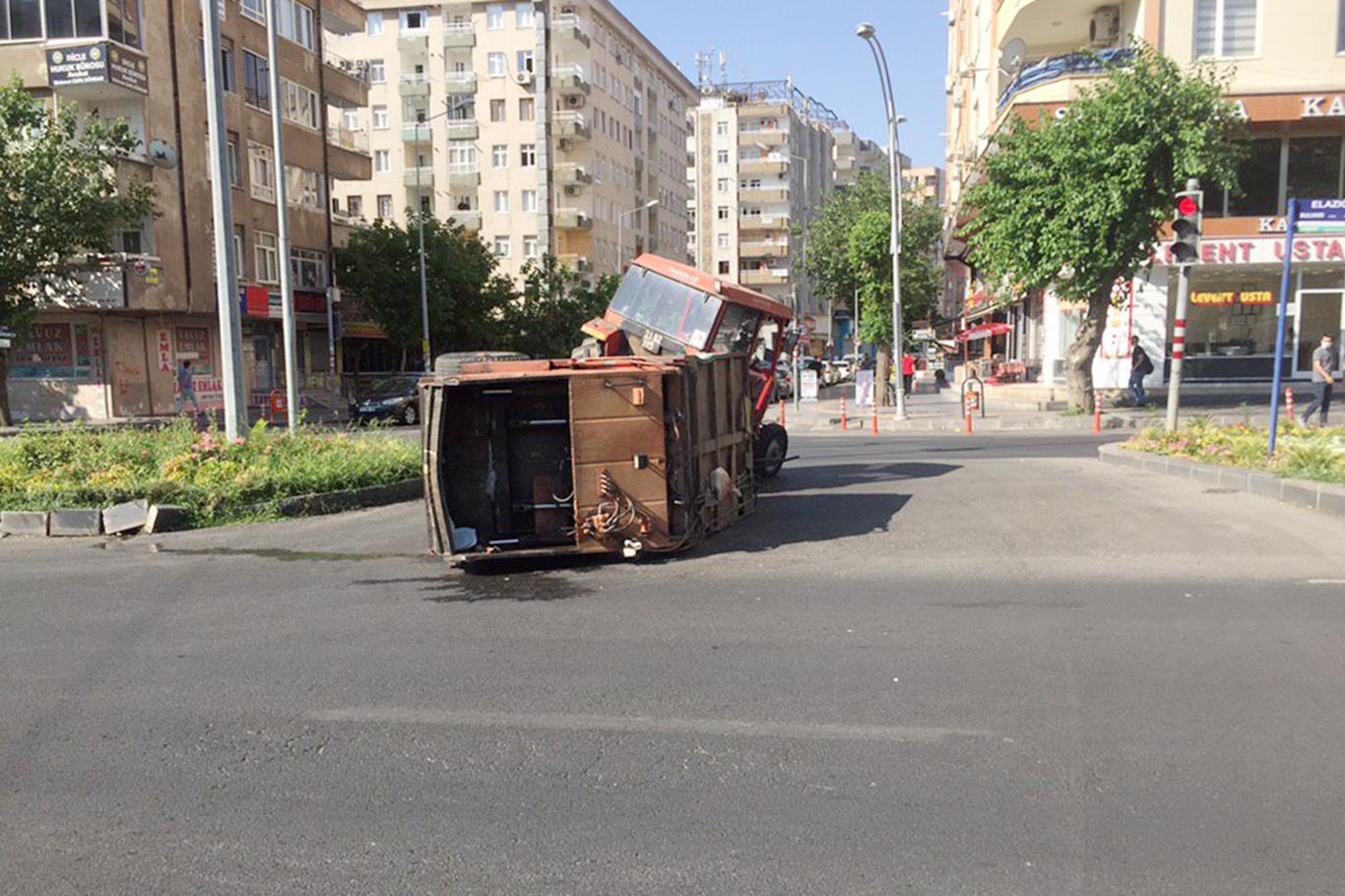 Refüje çarpan çöp aracı devrildi